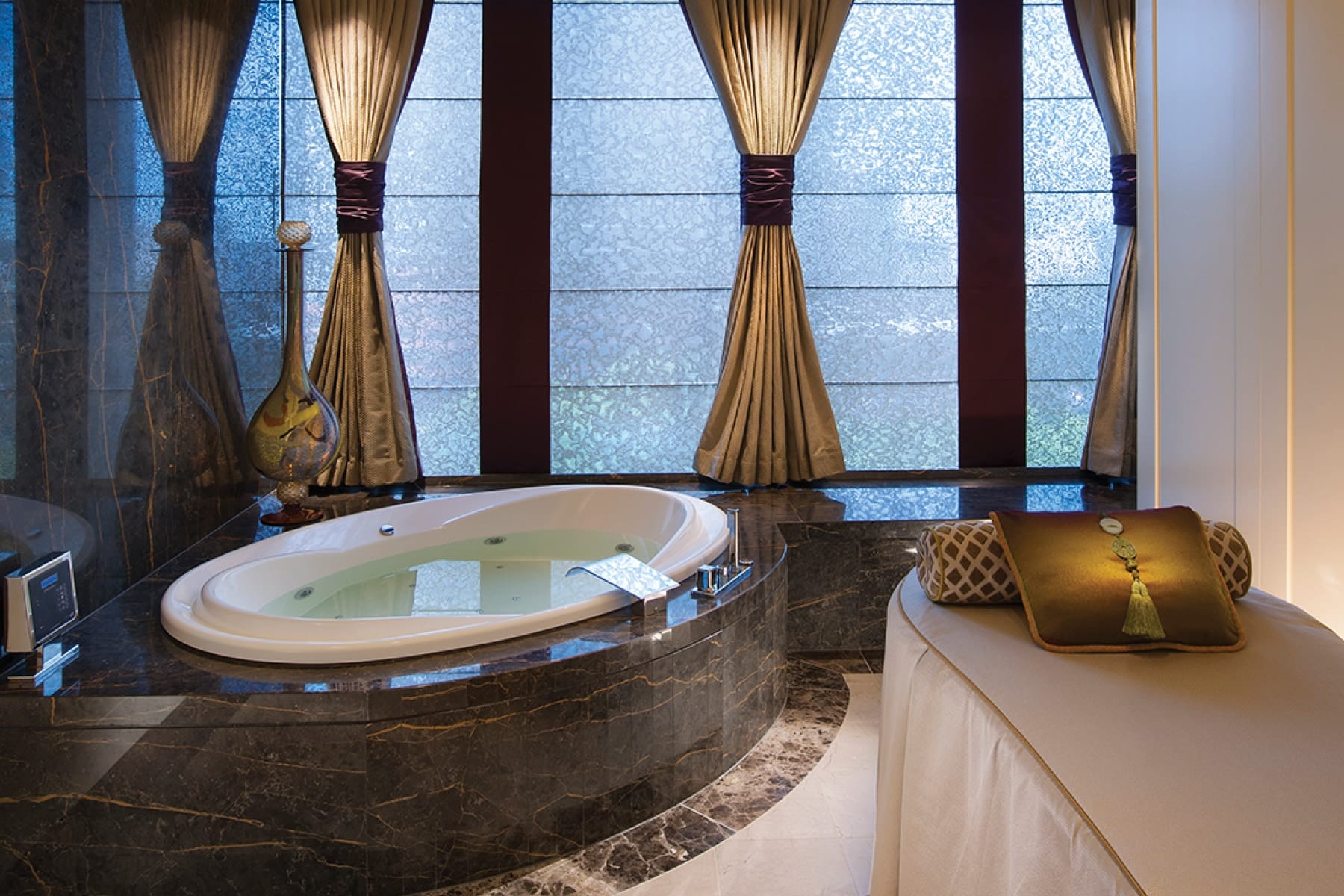 Crown Spa relaxing deluxe suite spa bath